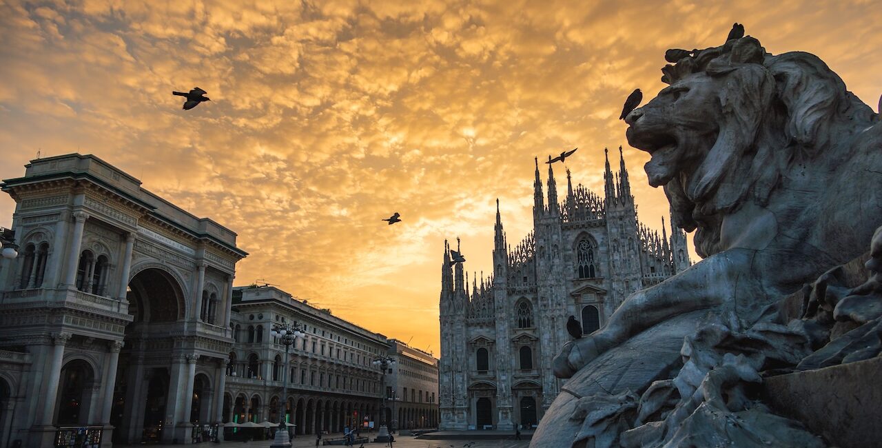 Milan luxury fragrance – Duomo di Milano and lion statue in Piazza del Duomo at sunset – JoeJo+Nebria